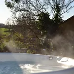 Loft Nr Bath & With Hot Tub Lägenhet