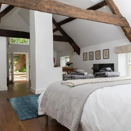 Loft Nr Bath & With Hot Tub Apartament