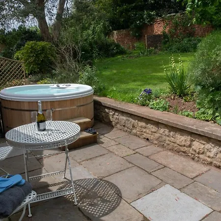 Loft Nr Bath & With Hot Tub Appartamento